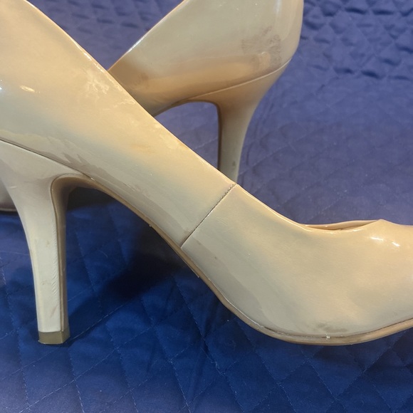 9 & CO. Patent Round Toe 4” Heels. Size 9.5. Neutral Beige. Man Made Materials. - Picture 6 of 10